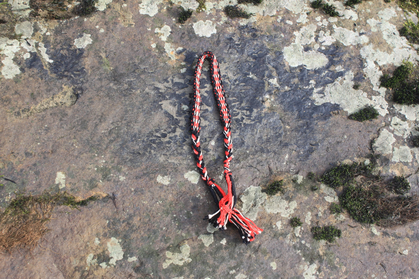 Morrígan woven bracelet (black, red & beige)